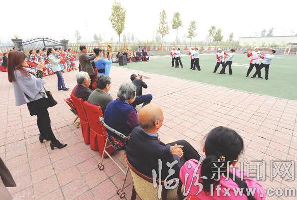 怡和明老年家园的老人们观看节目