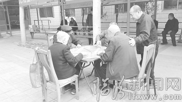 打麻将成了老人们主要的消遣方式。