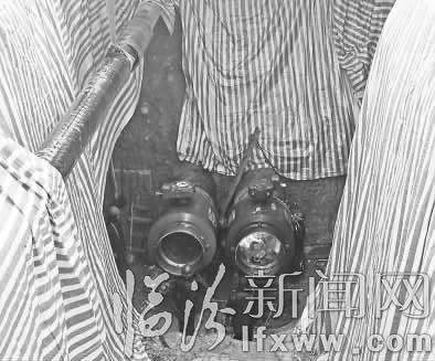 临汾热力公司冒雨抢修阀门保供暖