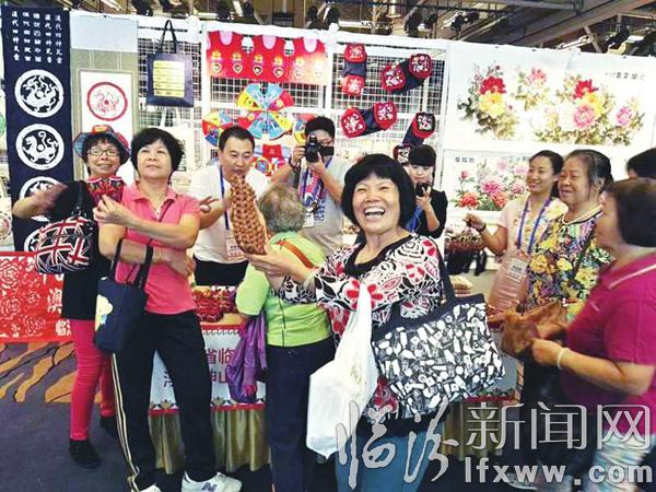 浮山:80后小伙张宁成为传承浮山剪纸艺术的新生代