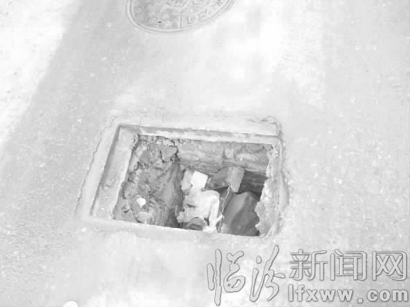 临汾怪象:井盖塌陷成洞 行人频被“坑”