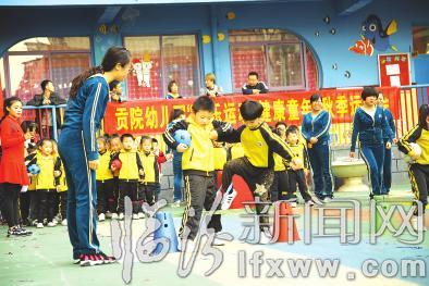 2、博学班(大班)小朋友进行小小投球手比赛。