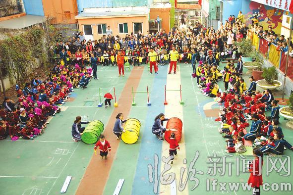 1、精灵班(中班)小朋友进行揪尾巴比赛。