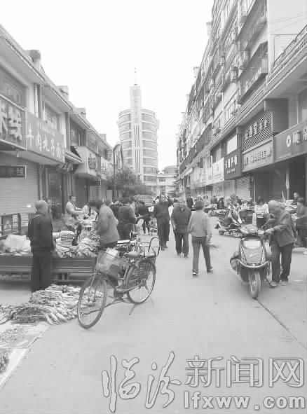 临汾:鼓楼广场步行街 咋就成了“集市”?