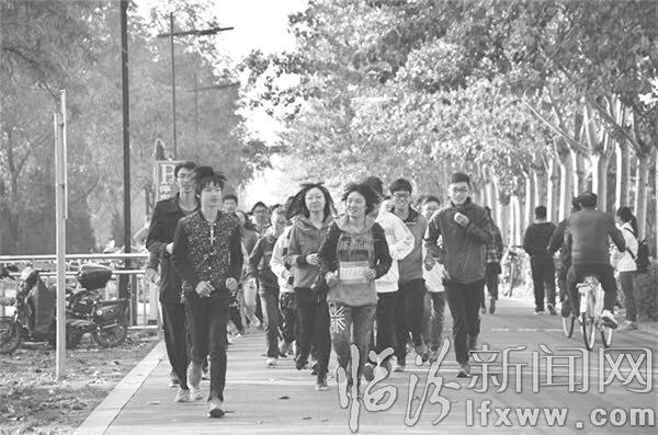 临汾汾河古畔:市民与学子为爱跑“迷马”