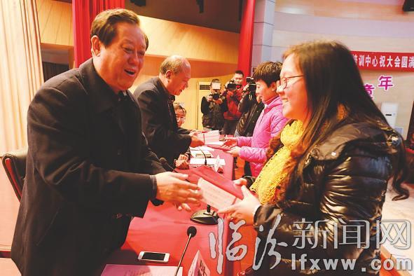 临汾晚报:大小记者同牵手 欢快共度记者节