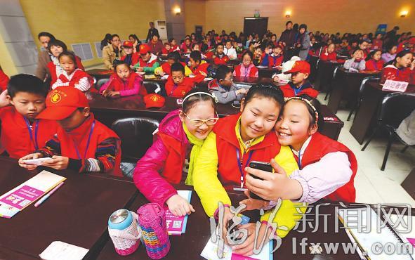 临汾晚报:大小记者同牵手 欢快共度记者节