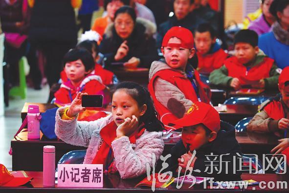 临汾晚报:大小记者同牵手 欢快共度记者节