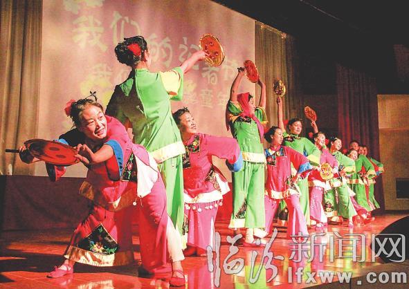 临汾晚报:大小记者同牵手 欢快共度记者节