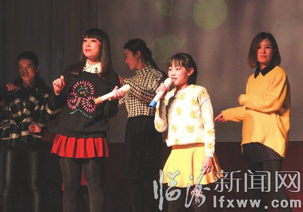 临汾晚报:大小记者同牵手 欢快共度记者节