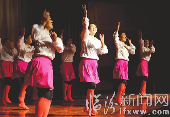 临汾晚报:大小记者同牵手 欢快共度记者节