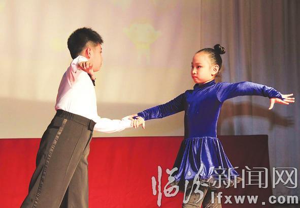 临汾晚报:大小记者同牵手 欢快共度记者节