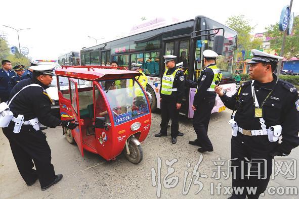临汾查扣非法营运三轮车专项整治在行动
