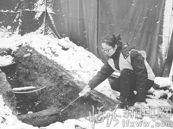 ▲工作人员检测管网是否漏气