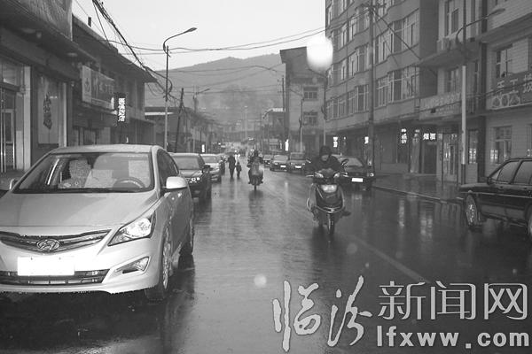 雨雾下的黑龙关镇,似乎在印证小黑龙的传说。