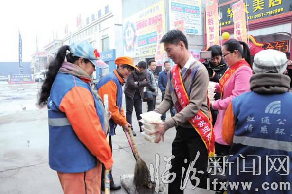 爱心企业及人士为临汾环卫工人送去热气腾腾的饺子