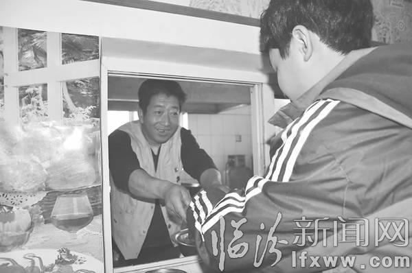 临汾老李:虽身患疾病 但仍关爱儿童