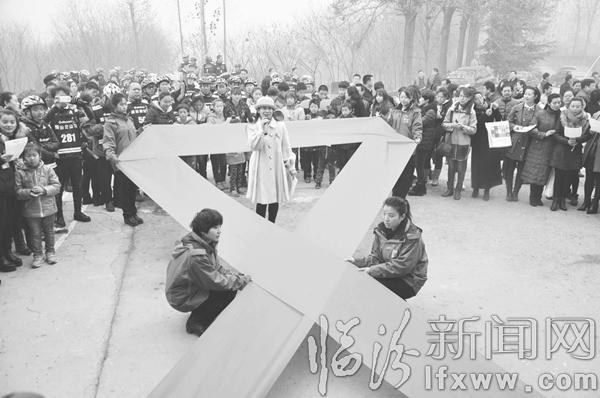 志愿者为孩子们表演节目