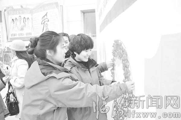 贴上红丝带,合力奉献爱