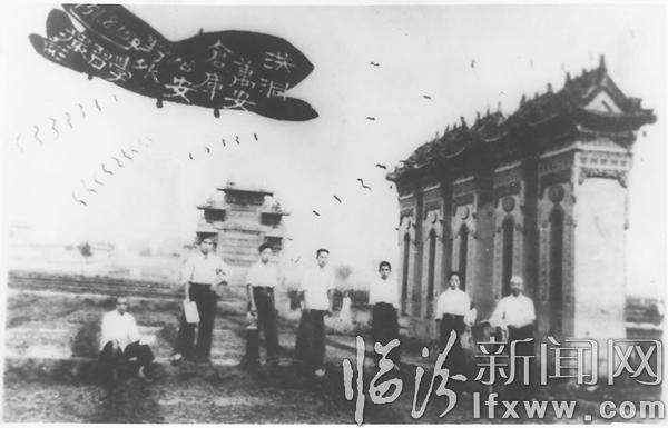 ▲拍摄于1951年8月15日的洪洞县万安镇东门外,石牌坊与5个石牌楼巍然耸立。