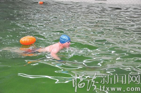 模拟公开水域,必须带浮漂进行训练。