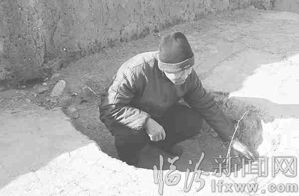 贺福奎介绍陶寺遗址考古挖掘过程中应注意的事项。