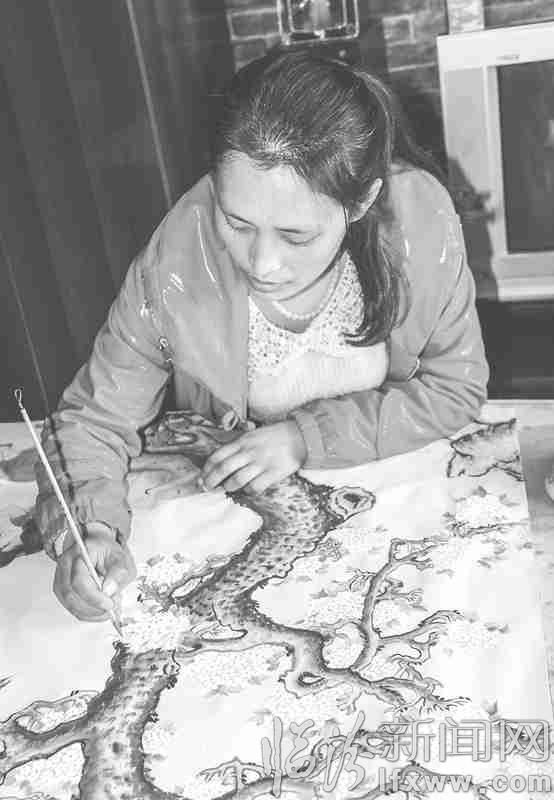 王改莲正在创作