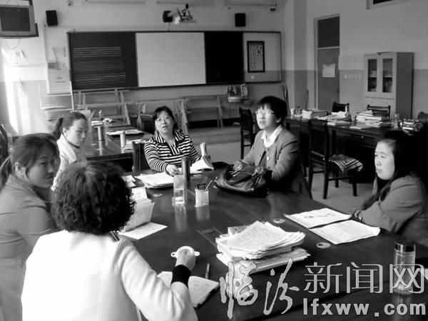 老师们在进行小组教研。