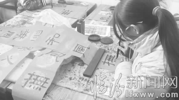 临汾:新春联自己写 弘文化记传统