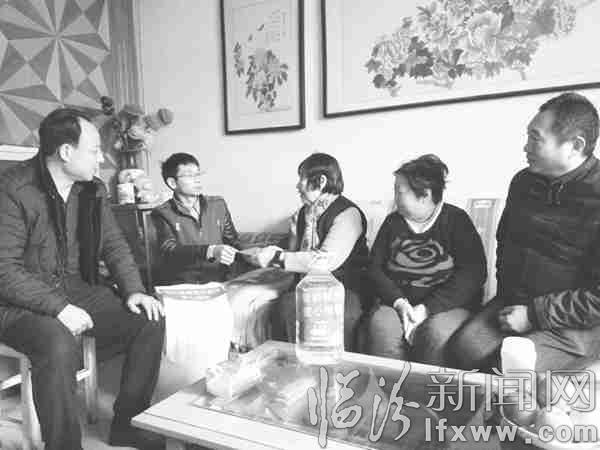 尧都区水塔办事处贫困户送温暖
