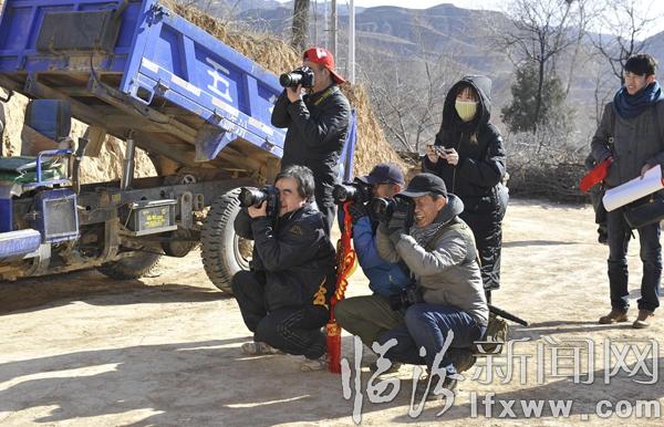 看着村民们开心,摄影师们也打心底的高兴.jpg