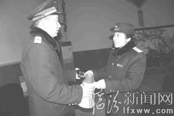 春运“夫妻档”:奋战在一线岗位上的工作人员