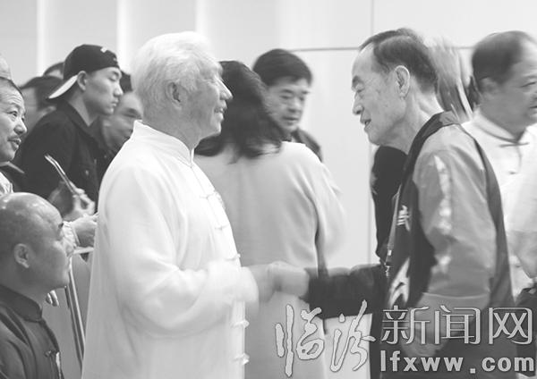 张山先生(右)与樊汉武先生握手致意