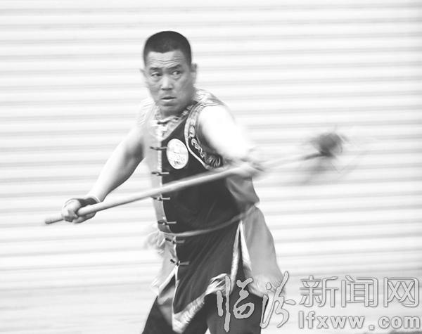 张文杰表演通背枪术