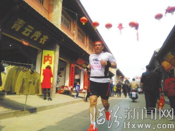 选手在古城内行走