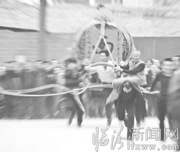 襄汾汾城清明跑鼓车犹如“沙场练兵”