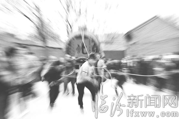 襄汾汾城清明跑鼓车犹如“沙场练兵”