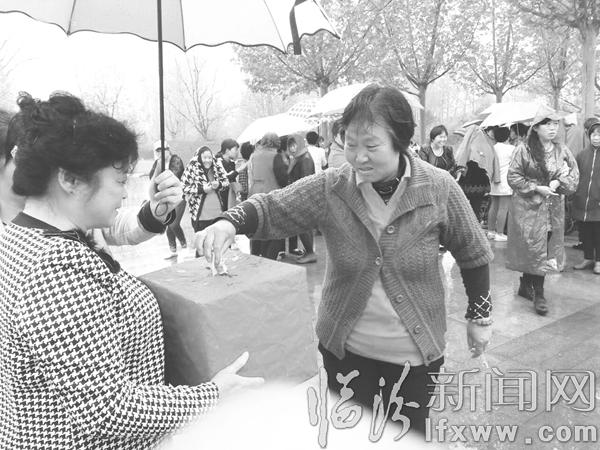 临汾市民:金钱有价 大爱无边