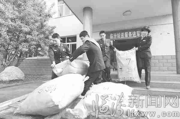 临汾火车站:客运服务进军营