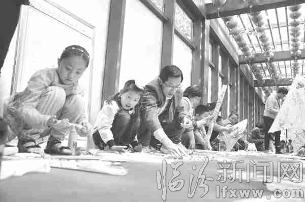 为风筝“化妆” 亲子DIY享乐趣