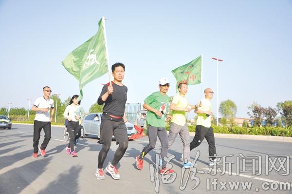 长跑爱好者助跑“天津老唐”跑西藏