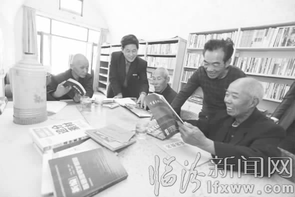 浮山“书痴”唐雄飞藏书45载 利己为民不耽误