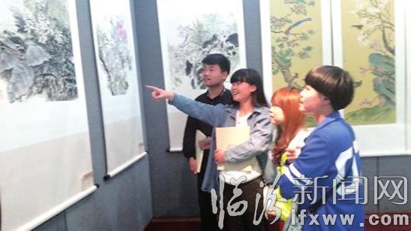 绘画爱好者正在欣赏“花鸟”佳作。