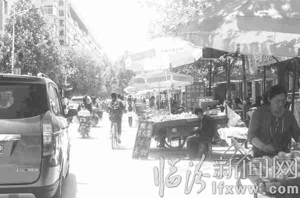 临汾:小商贩占领道路 出路被“锁喉”出行难