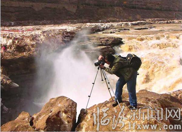 饶二保正在专心创作。于静华摄