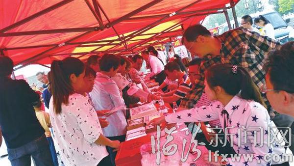 火爆的发行现场。