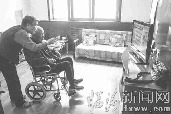 周平森每天准时收看《新闻联播》