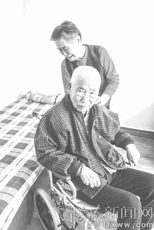 王引记给老伴捶背