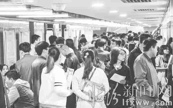 招聘会现场, 寻寻觅觅的求职者。记者张蕴强摄