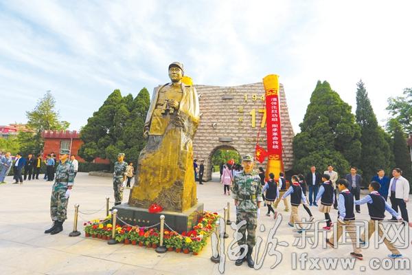 图为徐向前元帅塑像。